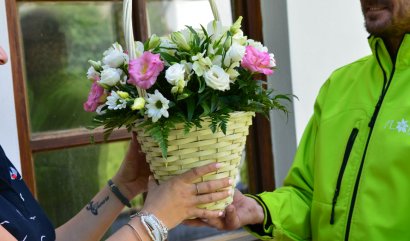 Когда женщина дает цветок