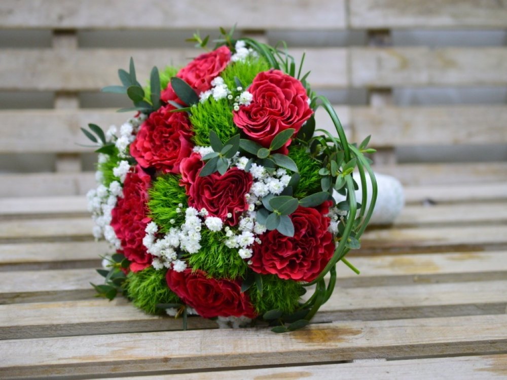 Červená svatební kytice